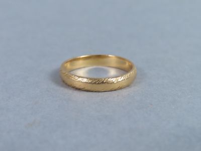 un gros plan d'une alliance en or posée sur une table