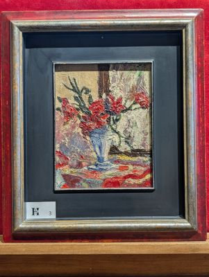 tableau représentant des fleurs rouges dans un vase bleu sur fond rouge
