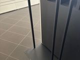 deux poubelles au milieu de la pièce