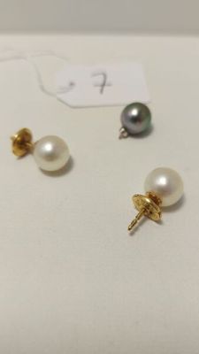 trois paires de boucles d'oreilles en perles et en or posées sur un fond blanc