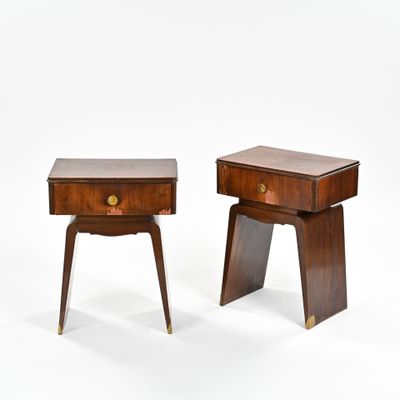 paire de tables de chevet en noyer du milieu du siècle, avec des ferrures en laiton