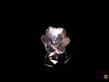 gros plan d'un diamant sur une surface noire