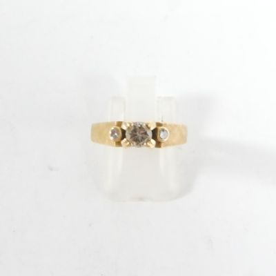 gros plan d'une bague en or ornée de deux diamants