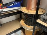 une étagère sur laquelle sont posés de nombreux types de câbles