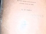 un livre posé sur une table