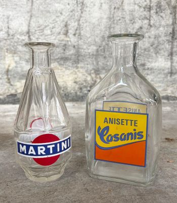 deux bouteilles vides posées l'une à côté de l'autre sur une table