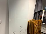 un tableau blanc accroché au mur d'une pièce