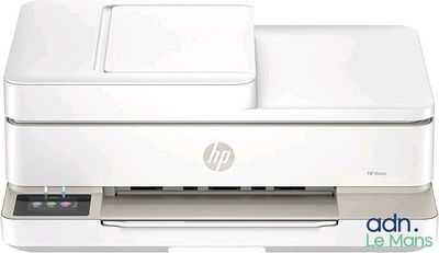 L'imprimante HP Deskjet est posée sur une surface blanche