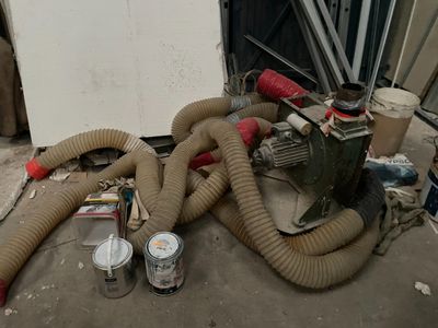 un tas de tuyaux posés par terre