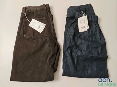 deux paires de jeans pour homme avec leur étiquette de prix