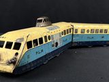 un petit train posé sur une table