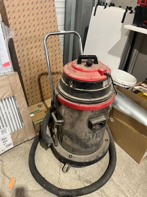 un aspirateur posé au milieu d'une pièce