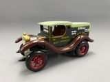 un camion miniature avec une citrouille à l'arrière