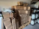 de nombreux cartons empilés les uns sur les autres
