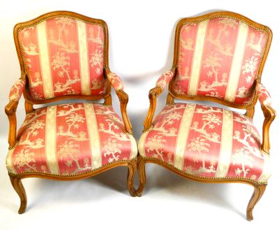 paire de chaises anciennes recouvertes de tissu rouge et doré, recouvertes de tissu, recouvertes de tissu, recouvertes de tissu, recouvertes de tissu, recouvertes de tissu, recouvertes de tissu, recouvertes de tissu