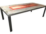une photo d'une table en métal avec un plateau en verre rouge