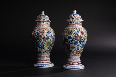 paire de vases chinois ornés de motifs floraux sur fond noir