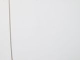 un lampadaire posé sur un pied dans une pièce