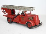 un camion de pompiers rouge équipé d'une échelle à l'arrière