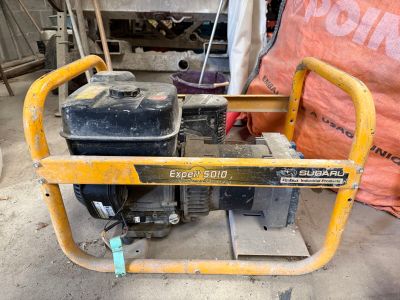un petit générateur qui se trouve dans le garage