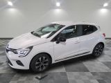la voiture blanche est garée sur un sol en damier dans le garage