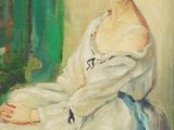 tableau représentant une femme en robe blanche assise devant une fenêtre