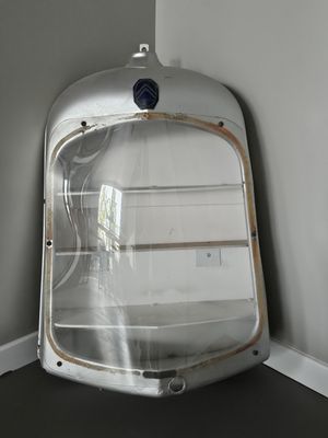 un miroir dans un coin d'une pièce, recouvert d'une protection en plastique