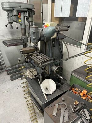 une machine posée sur une table dans une pièce