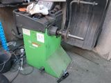 un tas de pneus dans un garage, à côté d'un réfrigérateur