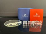 une boîte de dents Swarovski et un tube de dentifrice