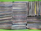 une boîte verte remplie d'une grande variété de magazines