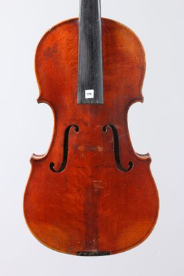 un vieux violon posé sur une surface blanche