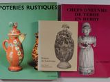 trois livres posés sur une table