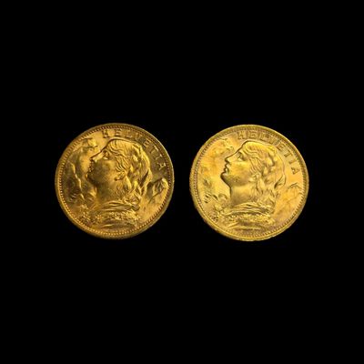 deux souverains d'or, l'un à l'effigie d'une femme et l'autre à celle d'un homme