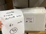 quelqu'un tient devant une pile de cartons une feuille de papier sur laquelle figure un dessin