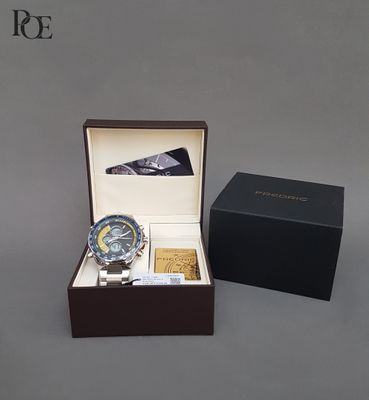 une boîte avec une montre à l'intérieur sur une table