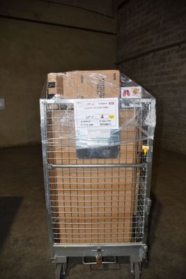 un chariot chargé de cartons dans un entrepôt