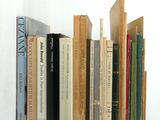 beaucoup de livres empilés sur une étagère