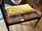 une chaise sur laquelle est posé un coussin