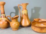 trois vases et un bol posés sur une table