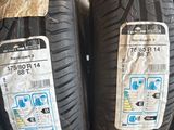 deux pneus sont empilés l'un sur l'autre sur une chaise bleue