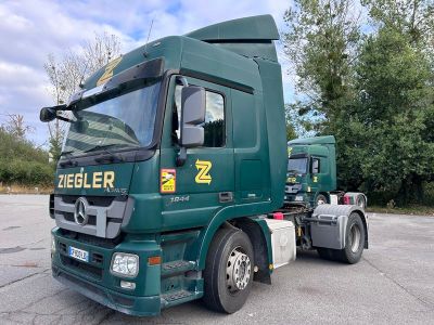 un camion vert garé sur un parking