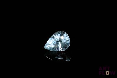 un diamant bleu sur fond noir