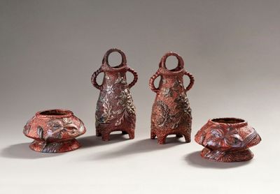 trois vases rouges munis d'anses, placés les uns à côté des autres