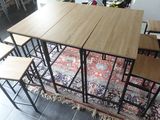 une table avec quatre chaises et un tapis au sol