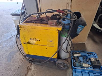 l'image d'une machine installée dans un garage