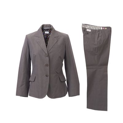 une photo représentant un tailleur-cravate pour femme sur fond blanc
