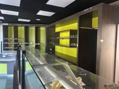 une vitrine en verre contenant une planche de surf