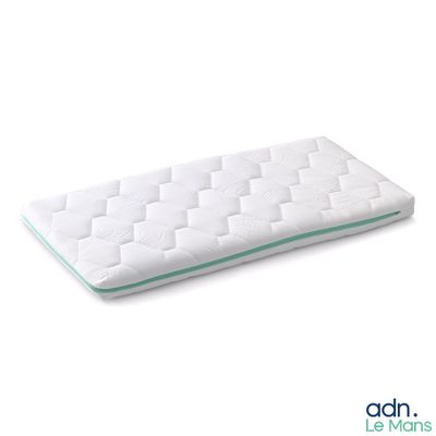 gros plan d'un matelas sur une surface blanche