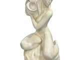 statue d'une femme assise sur un rocher, tenant un coquillage dans la main